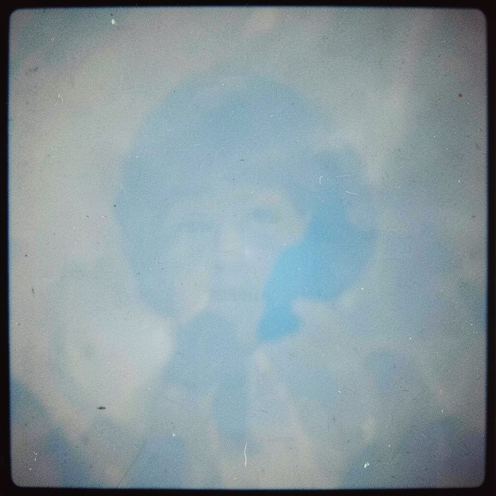 Значок кошелька с монетами, синий и жёлтый цвет, простая иллюстрация с зерном